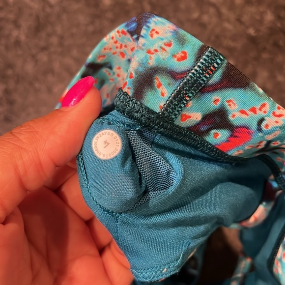 Women's Strappy Lululemon Sports Bra - Picture 3 of 4